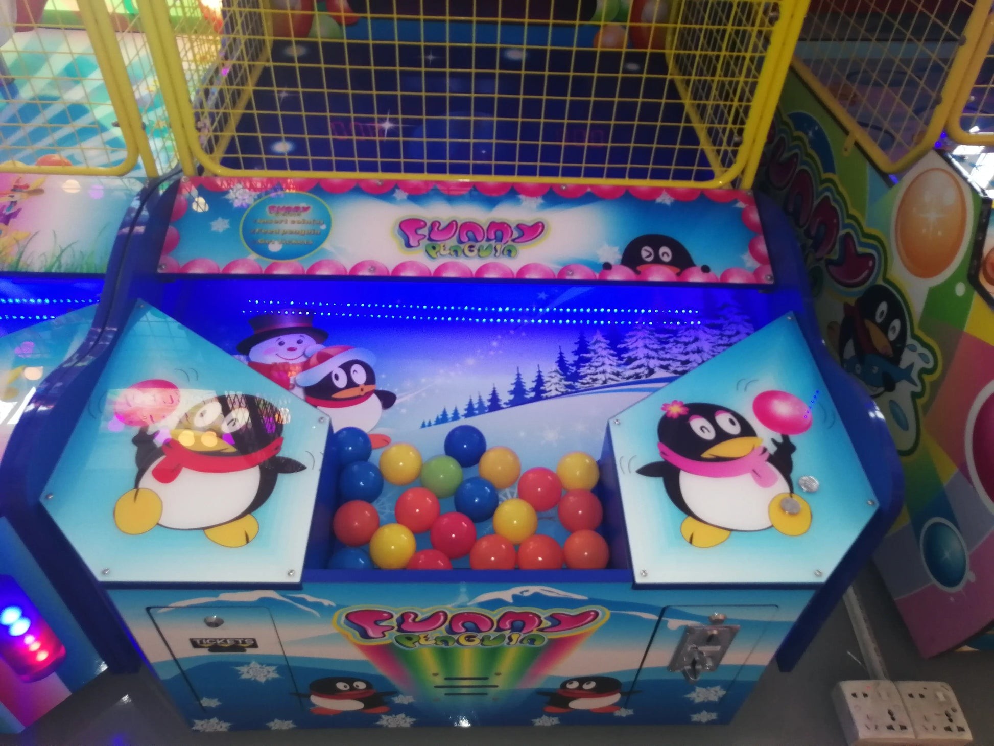 Funny Penguin Paradise Kids Throw Ball Game Amusement Ticket Game Machine For Sale
