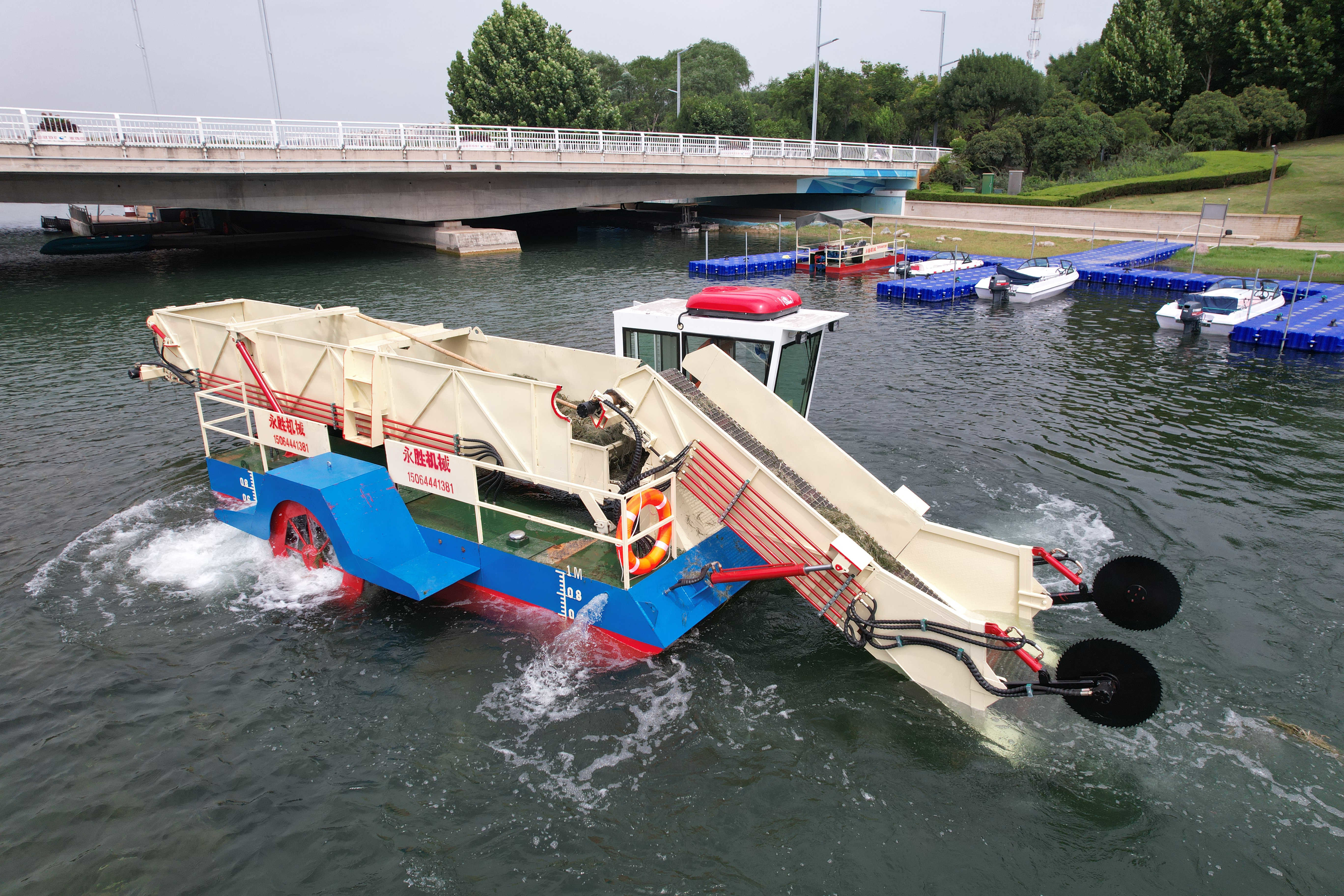 24 m3/h Hydraulic Water Hyacinth Harvester Machine / Aquatic Weed Harvester With Diesel Engine