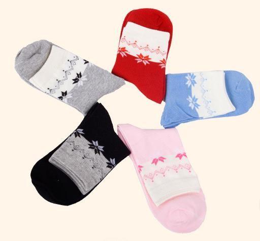 Colorful customized christmas maple weed leaf design cozy cotton OEM socks for