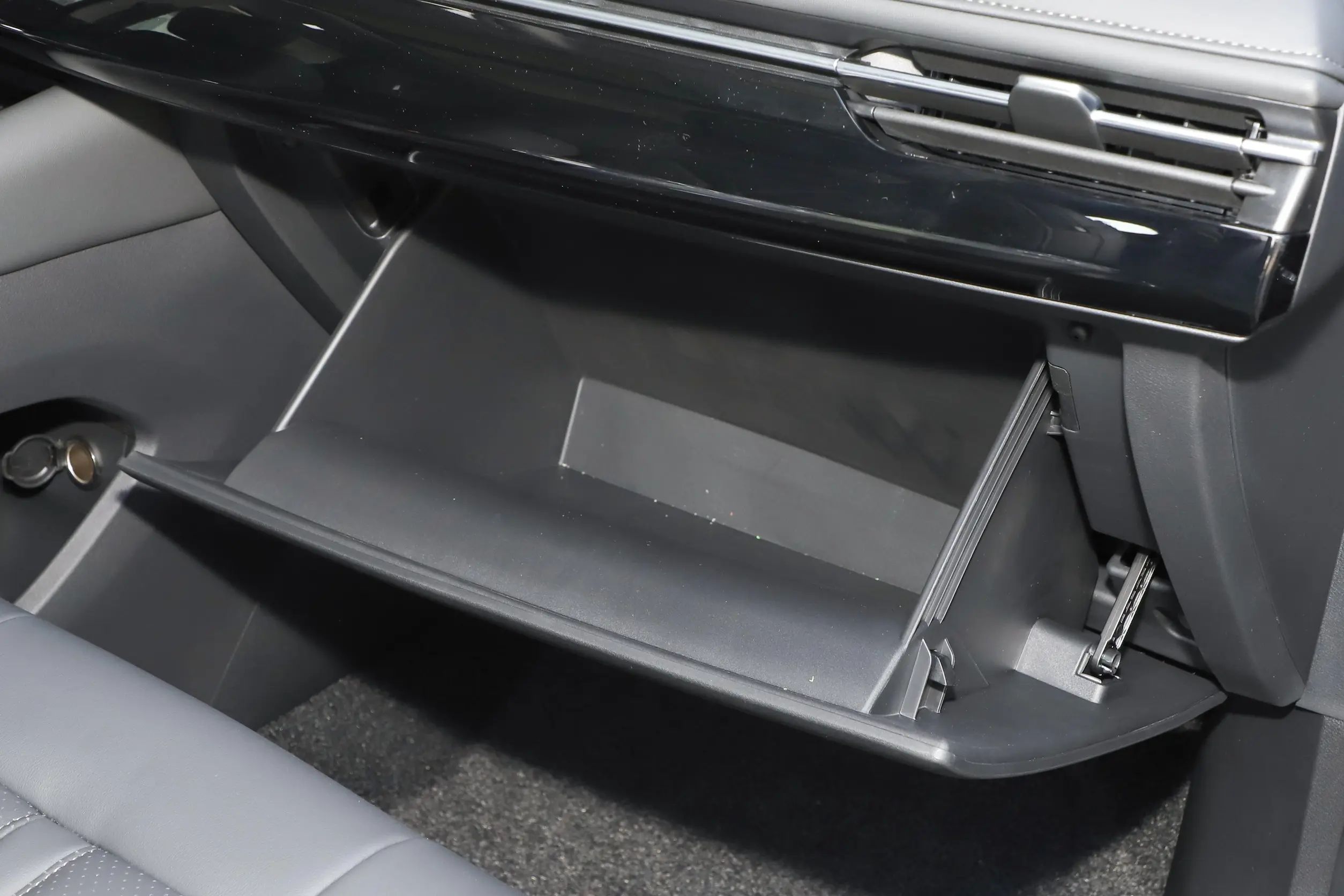 Dongfeng Family Auto's Style SUV 2024 Upgrade Version with Maximum Power of 200-250Ps and Minimum Grand Clearance of 10°-15°