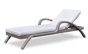 Quality Modern Outdoor garden wicker furniture beach chair PE Rattan Chaise lounge chair wholesale