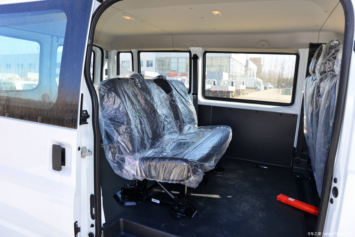 Leather Seats 2023 JMC Fushun Cargo Van 3-17 Seat Passenger Car Diesel 8-speed Automatic 2.0T 146hp No Stability Control
