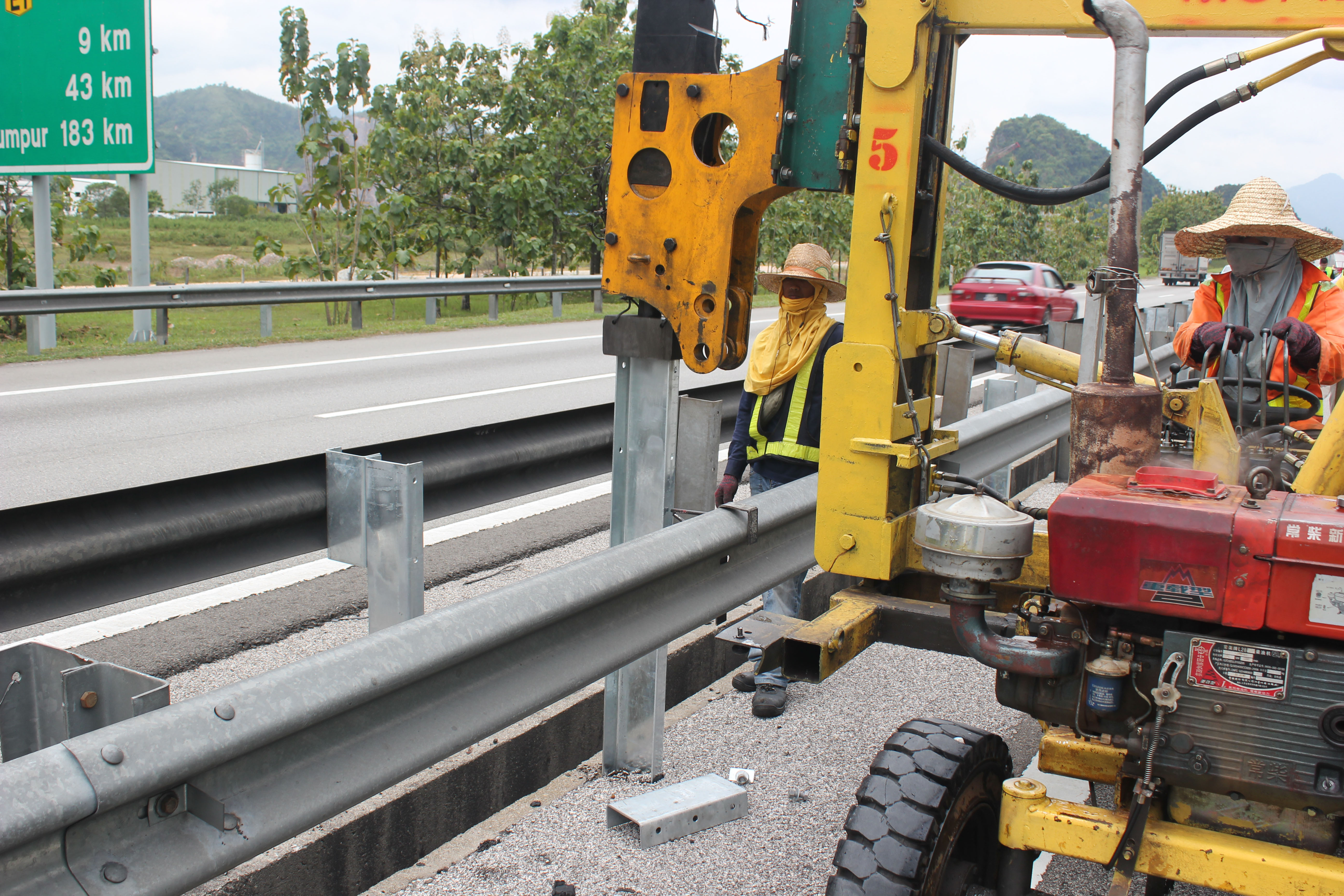 Customized Hot Dip Galvanized Highway Guardrail 345 Material
