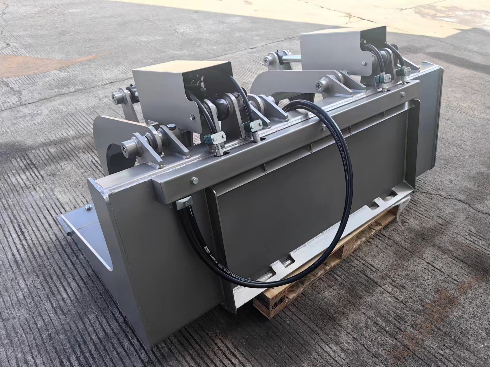 Construction Machinery Parts Heavy Rock Bucket with 520 Height and 20mm Belt Assembly