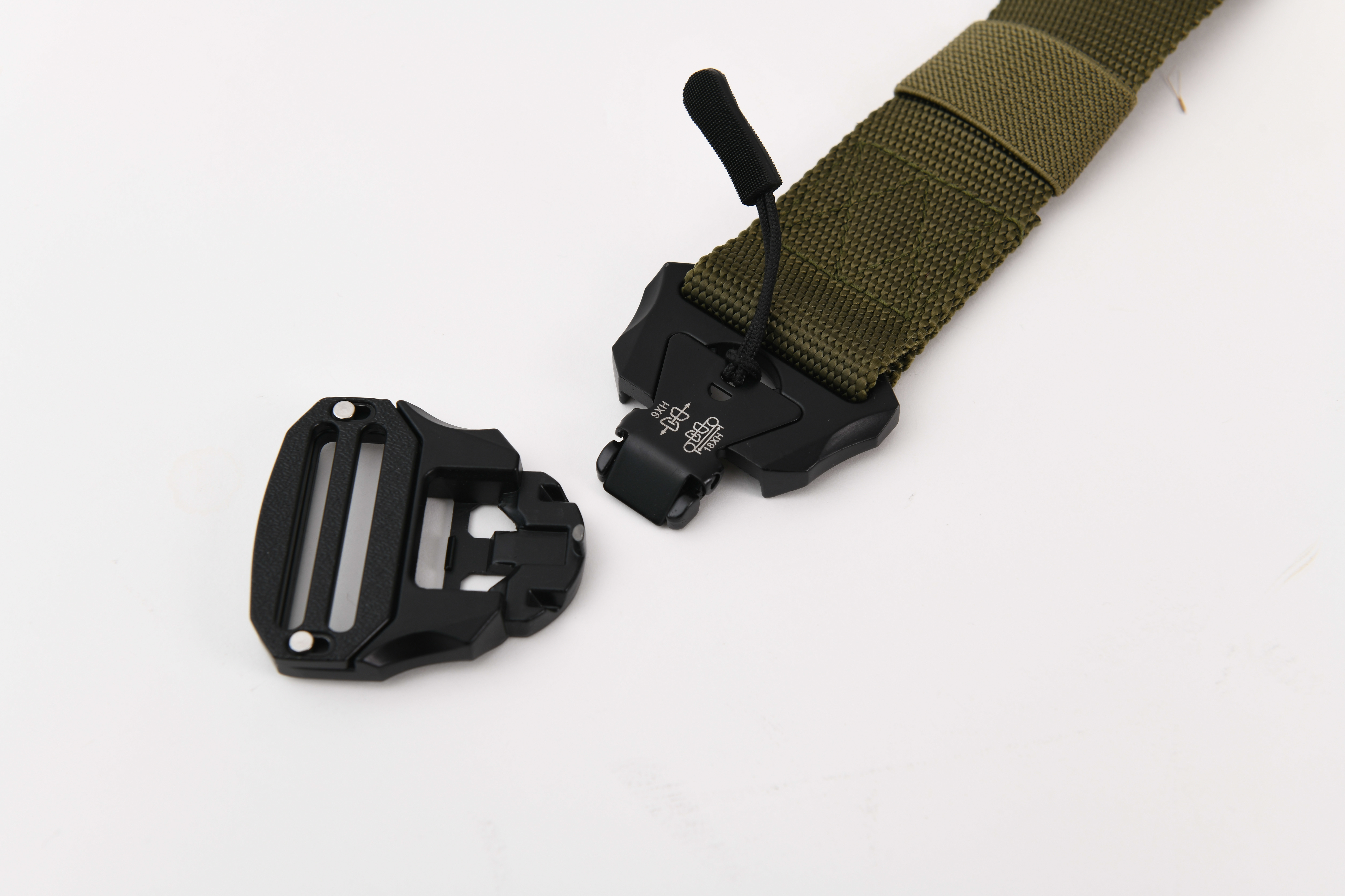 EDC Polyester Quick Release 0.3kg Outdoor Tactical Gear Belt With Magnetic Zinc Alloy Buckle