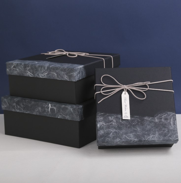 Flat Pack Christmas Gift Boxes Recycled White Cardboard Materials With Ribbon