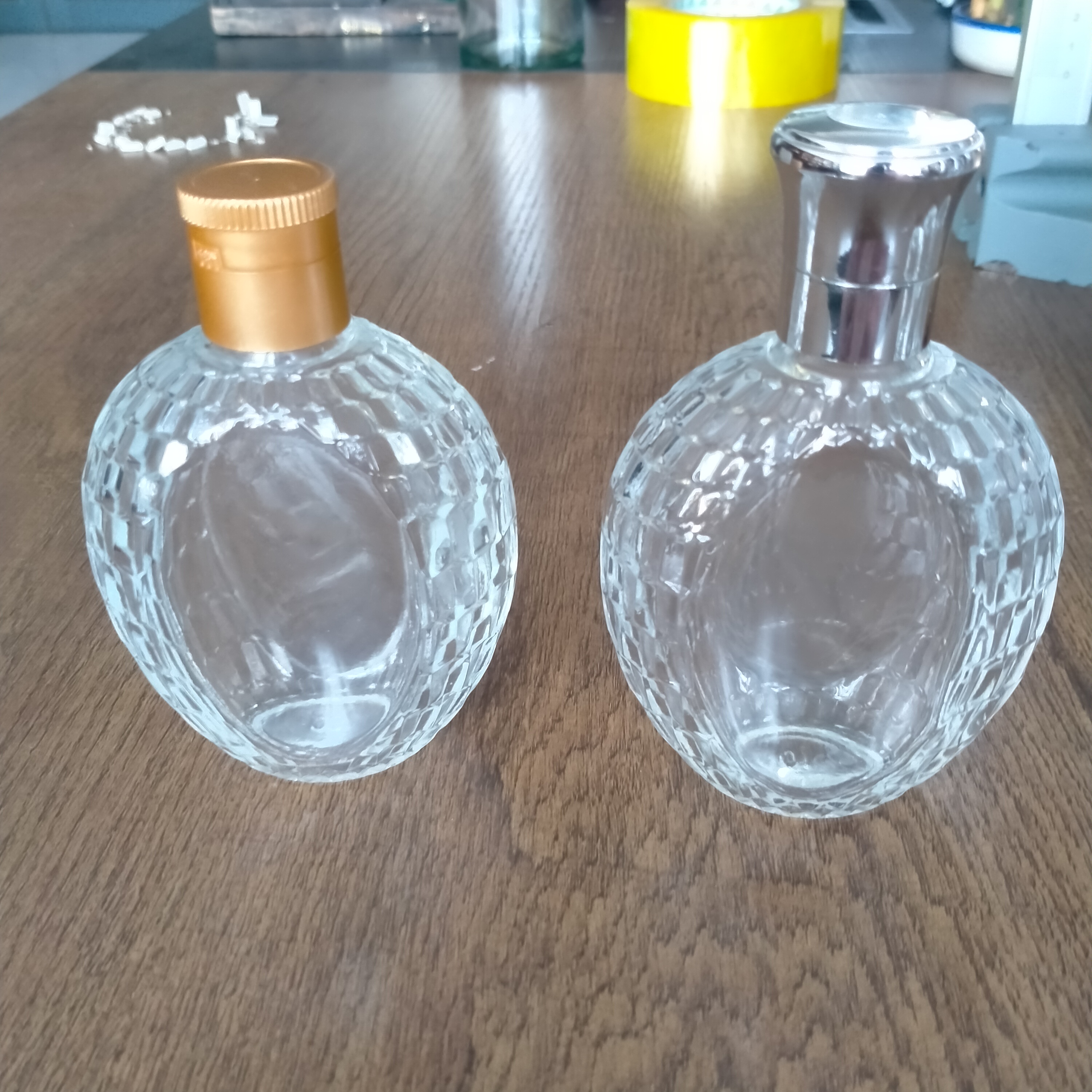 OEM Custom Luxury Women Glass Perfume Bottle with Screw Collar Lid and Base Material Glass