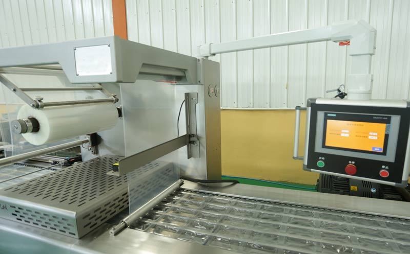 SN-420D 4 Side Sealing Packaging Machine 14.5KW Stretch Film Packing Machine