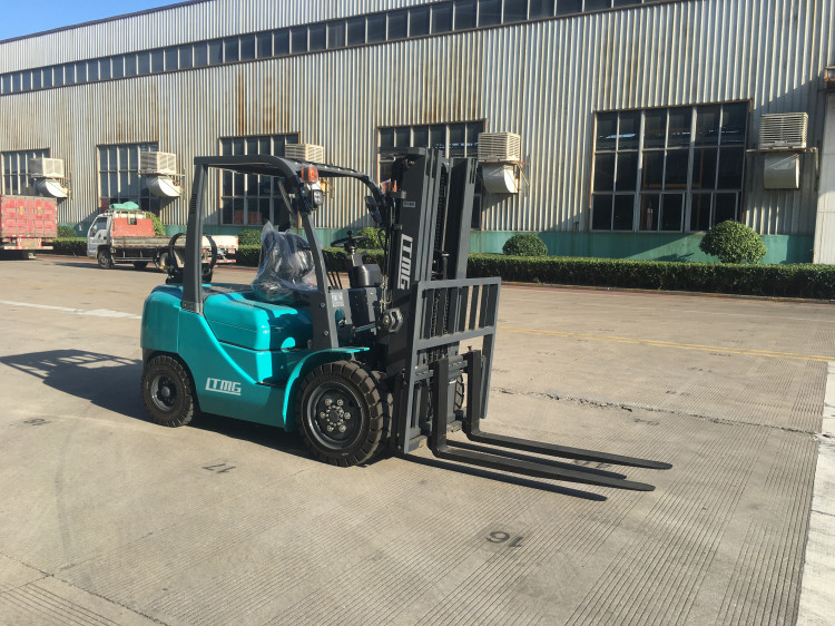 Dual Fuel LPG Forklift Truck 1.5 Ton Container Lifting Equipment For Docks