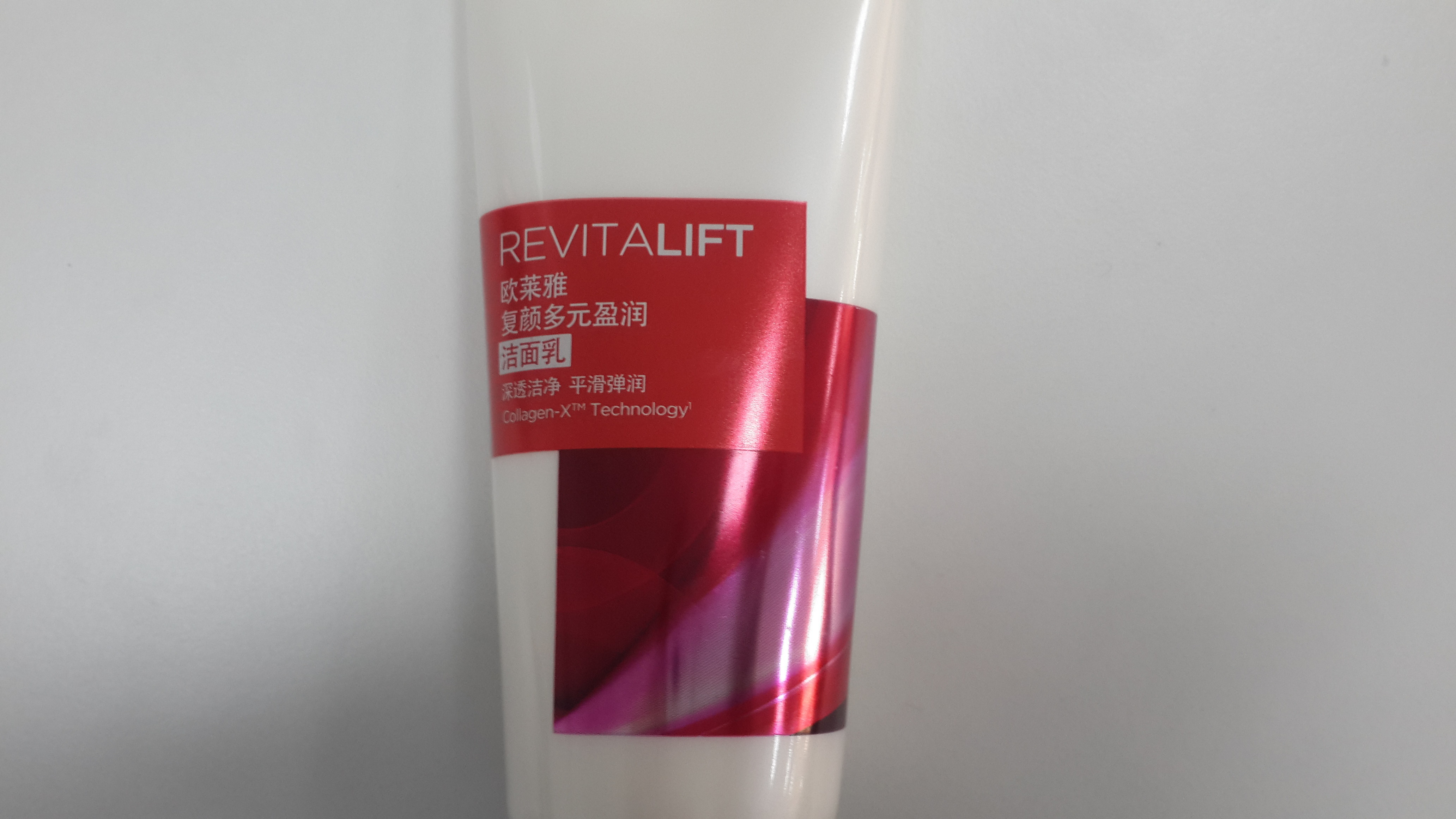 Cold Stamping Shiny Tube to Pack Facial Cleanser Flexible Plastic Barrier Laminated Tube Serial Design
