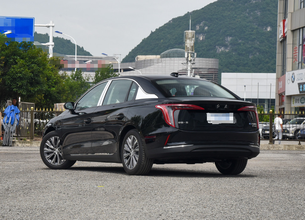 140Kw Hongqi EV Cars 5 Seat Sedan Small Size SUV Black