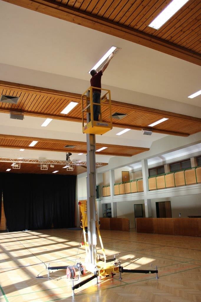 1 Person Worrking Aerial Work Platform 136kg Rated Load With Easy Loading Device