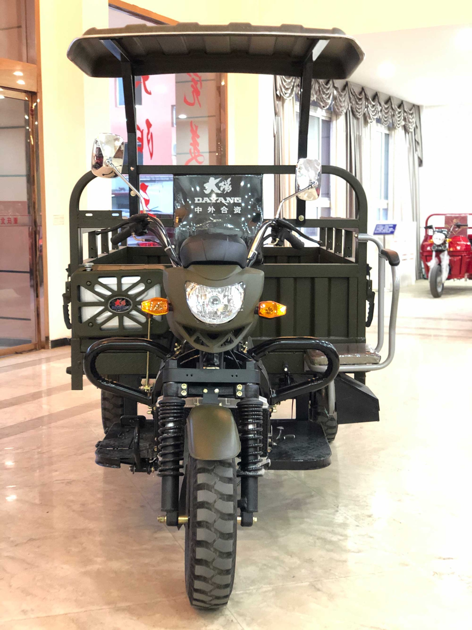 Semi-floating Rear Axle 200cc 250cc 300cc Heavy Loading Truck Tricycle with Semi Cabin