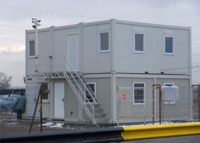 Flat Roof Leisure Modern Container House With Internal Water Draining Design