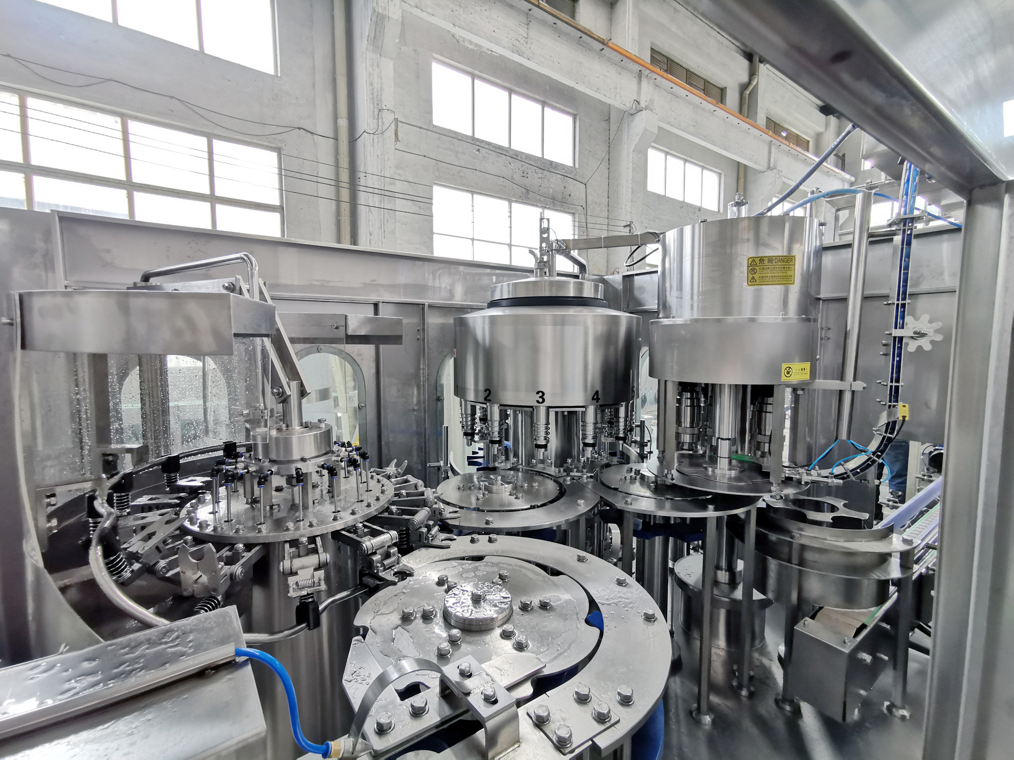 110mm Diameter 5000BPH Auto Liquid Water Bottle Filling Machine