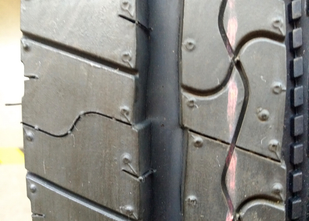 Tubeless Design School Bus Tires , Truck And Bus Tyres 245/70R19.5 Size