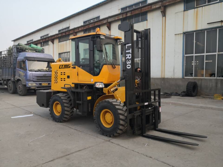 4WD / 2WD Compact All Terrain Forklift , Four Wheel Drive Forklift Diesel Powered