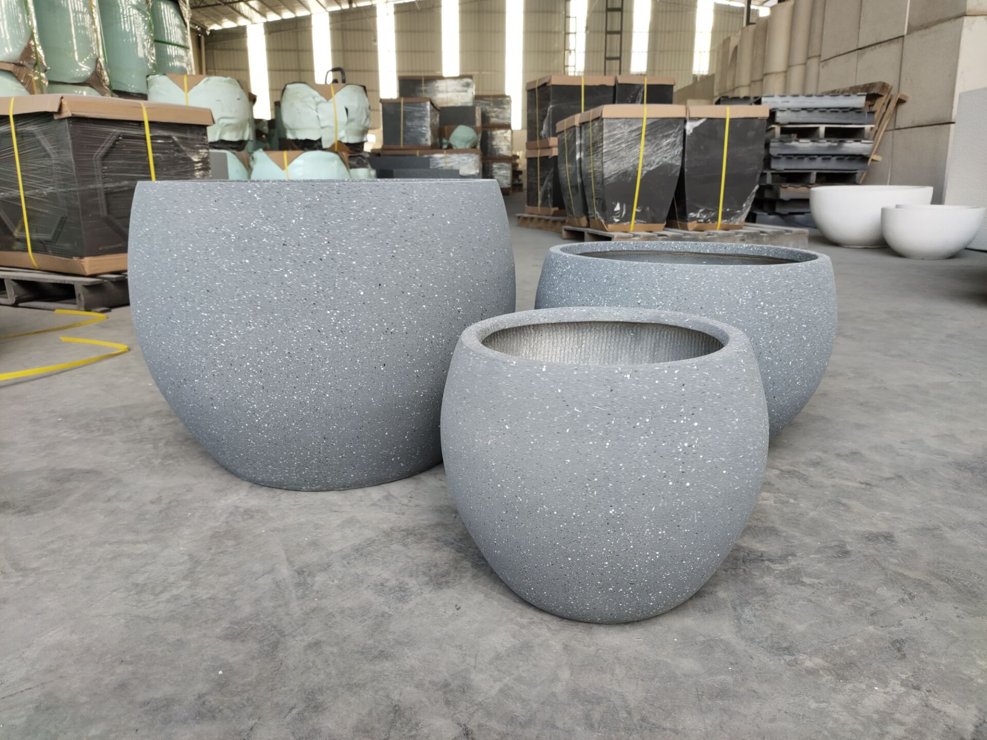 Powder Coated Finishing Fiber Clay Planters For Gardening Needs