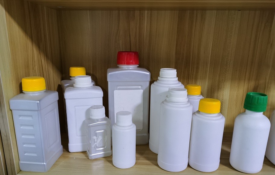 OEM 1 Ltr Semi Automatic Liquid Filling Machine For Water Bottle Pesticides packing