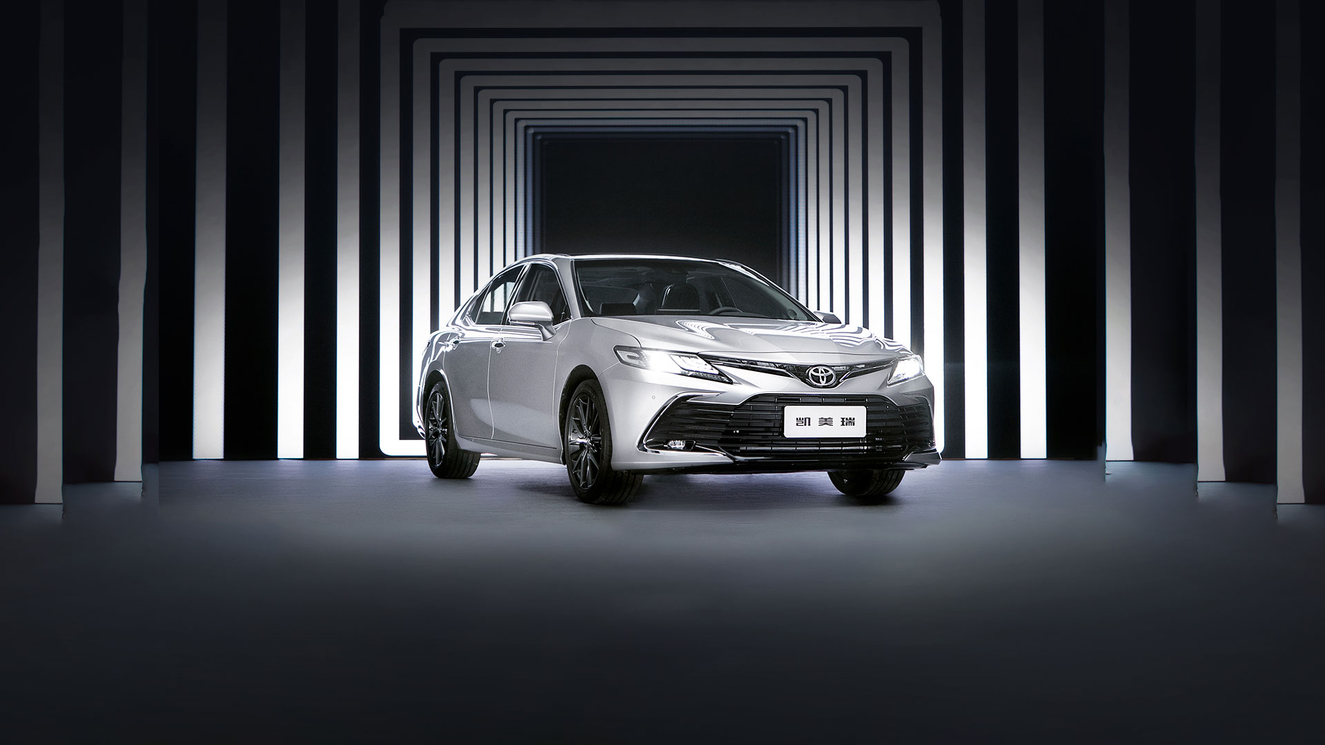 Toyota Camry Sedan 4 Wheel Petrol Car with TPMS for Customer Requirements