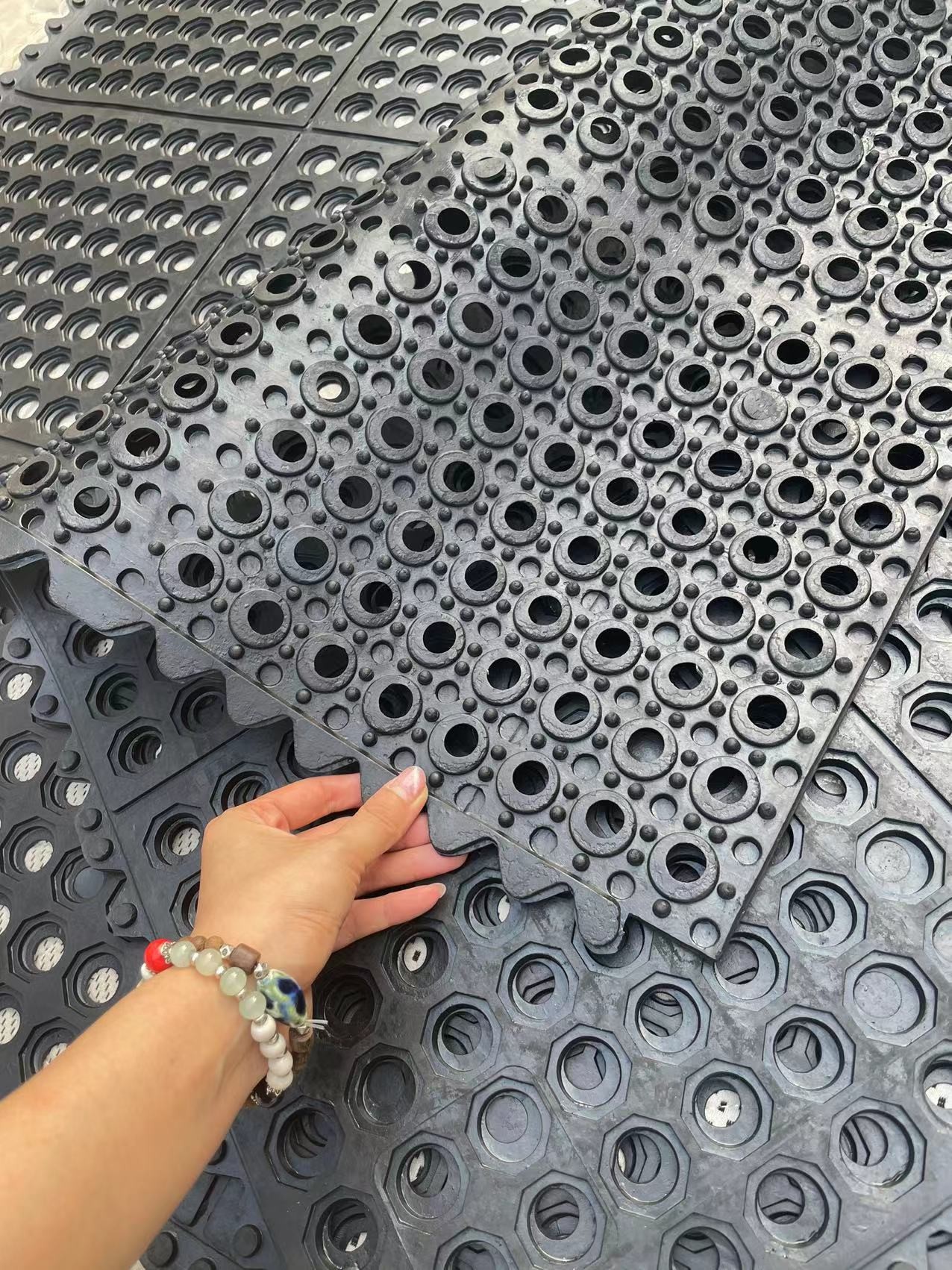 Rubber Flooring Mat Antifatigue Mat Anti-slip Rubber Mat With Holes Interlocking Open Holed Tiles