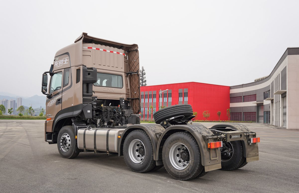 40T Loading Capacity 2 Reverse Shift Number Heavy Truck Dongfeng KL Tractor Truck with 465hp