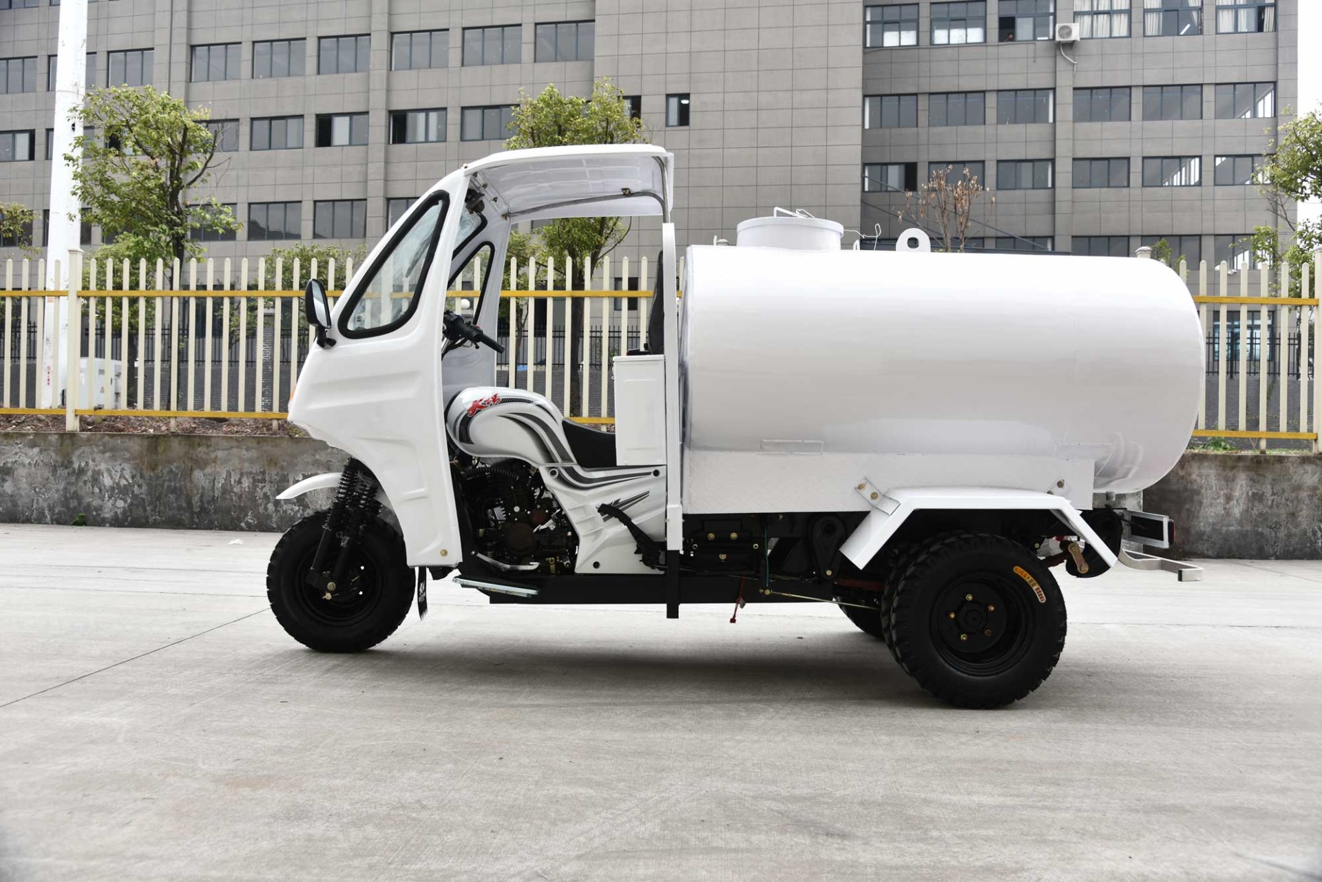 CCC Approved 250CC Water Tank Tricycle with White Color Body and Origin Type