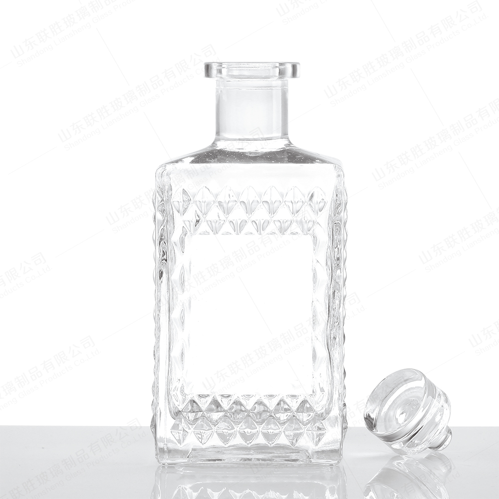 Customied Square Carved Glass Reed Diffuser Bottles with Whiskey Vodka Wine Bottle Color