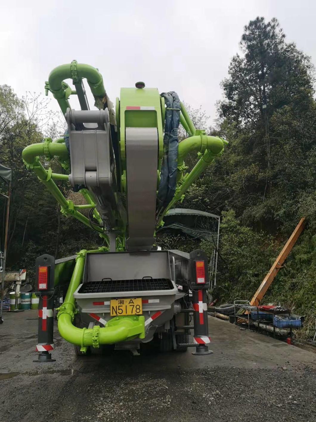 Batching Plate Track Mounted Pump Zoomlion 52meter 5 Boom Section Truck