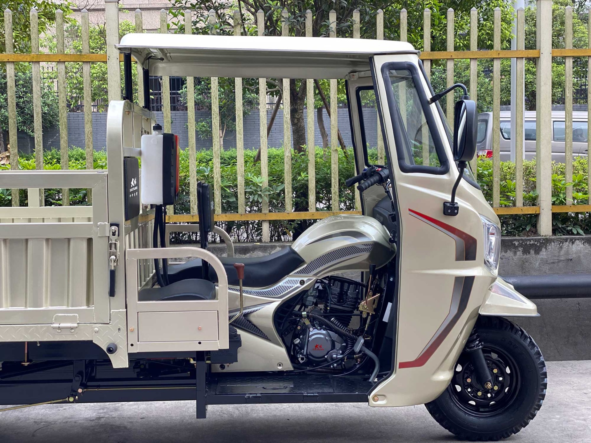 DAYANG Delivery Tricycle with Full Floating Rear-Axle and Five Wheels in Cameroon