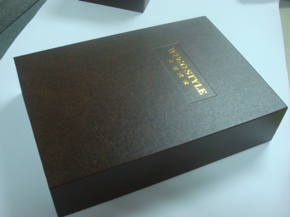 Luxury custom design rigid cardboard paper drawer clothing packaging box with gold foiled