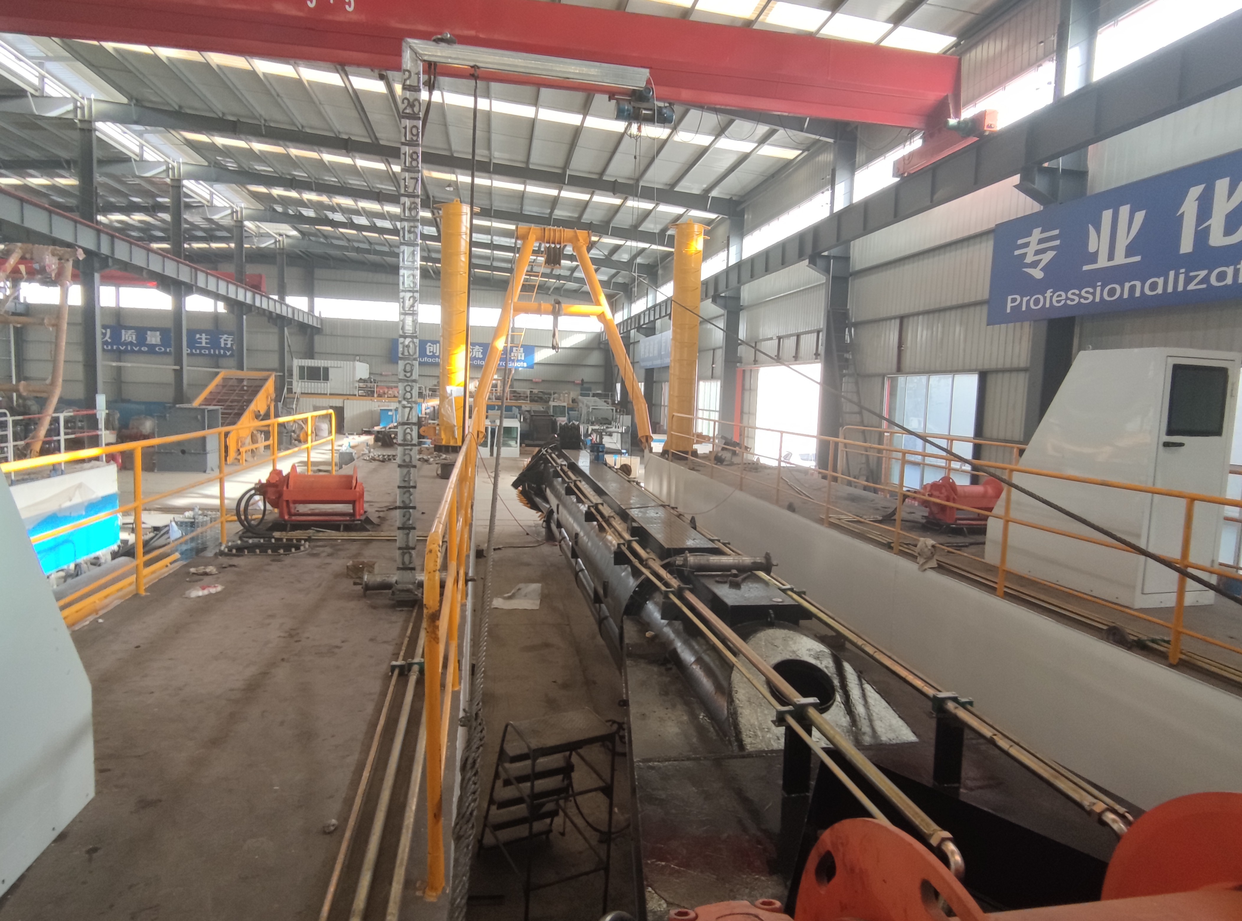 quality Sea Port mud clean up dredge machine with 20m depth capcity and 2000m delivery distance pipe line