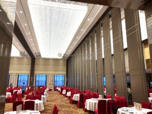Quality 2000mm-6000Mm Height Acoustic Folding Partition Walls Commercial Fireproof wholesale