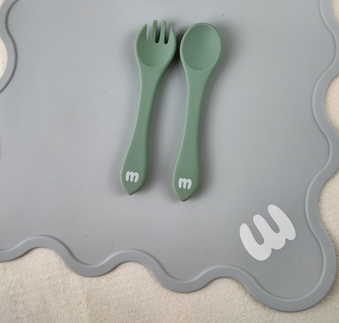 Customize Baby Feeding Silicone Tableware Set With silicone section plate Bib Spoon Bowl Spoon Bowl Plate