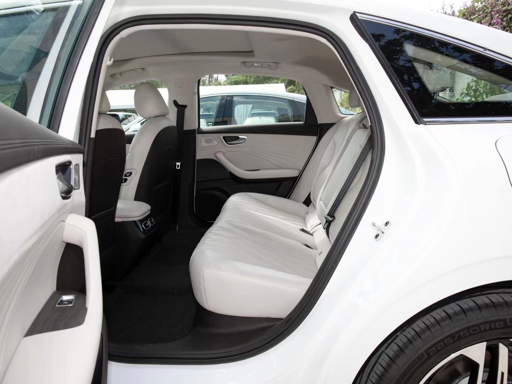 Roewe D7 Energy Vehicle Custom Four-Wheel Electric Car 5-door 5-seat SUV Max Speed 160 Km/h 510km Range for Adults