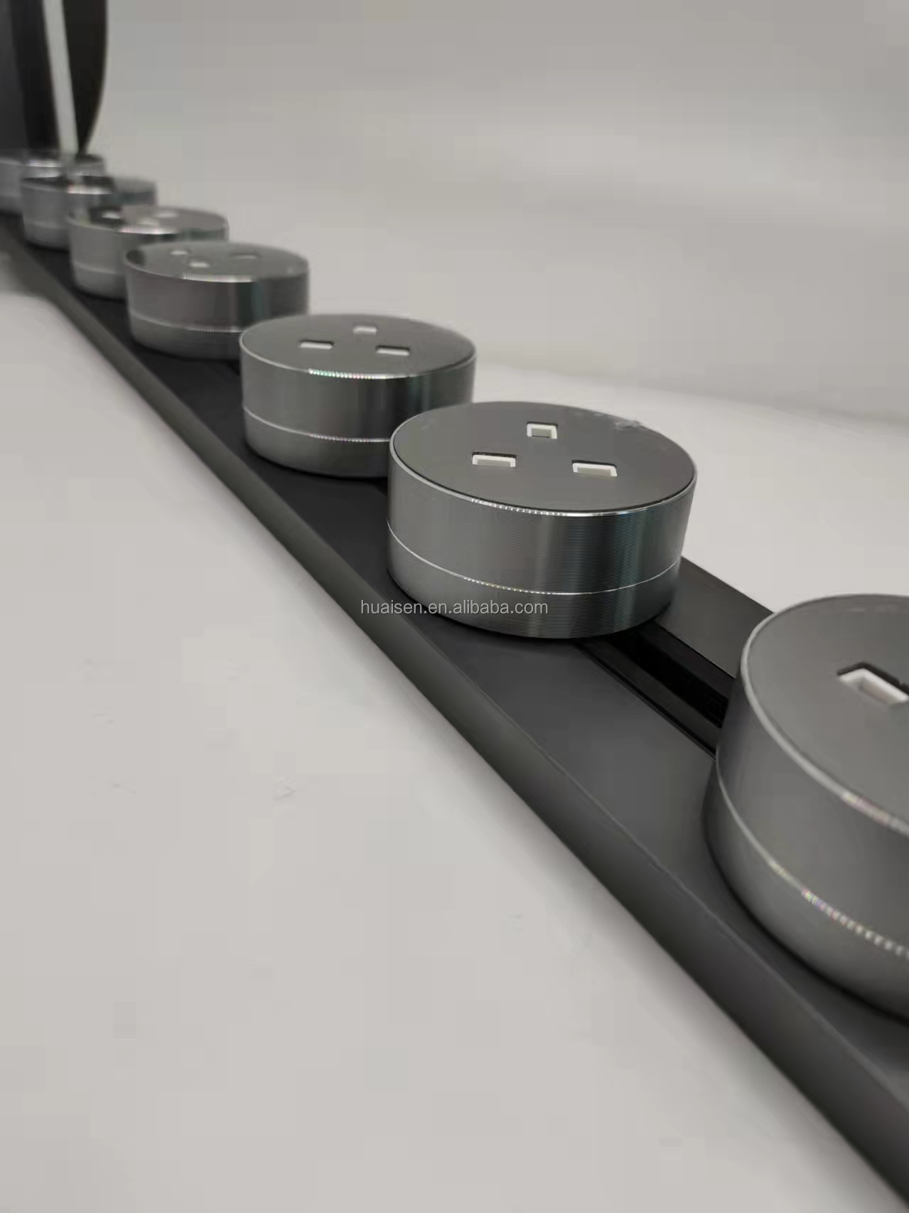 32A Rated Current Movable Power Track Socket with 8000W Max Power in Aluminum Alloy