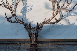 Quality Metal Wall Decor Sculptures Outdoor Garden Bronze Deer Head Sculpture wholesale