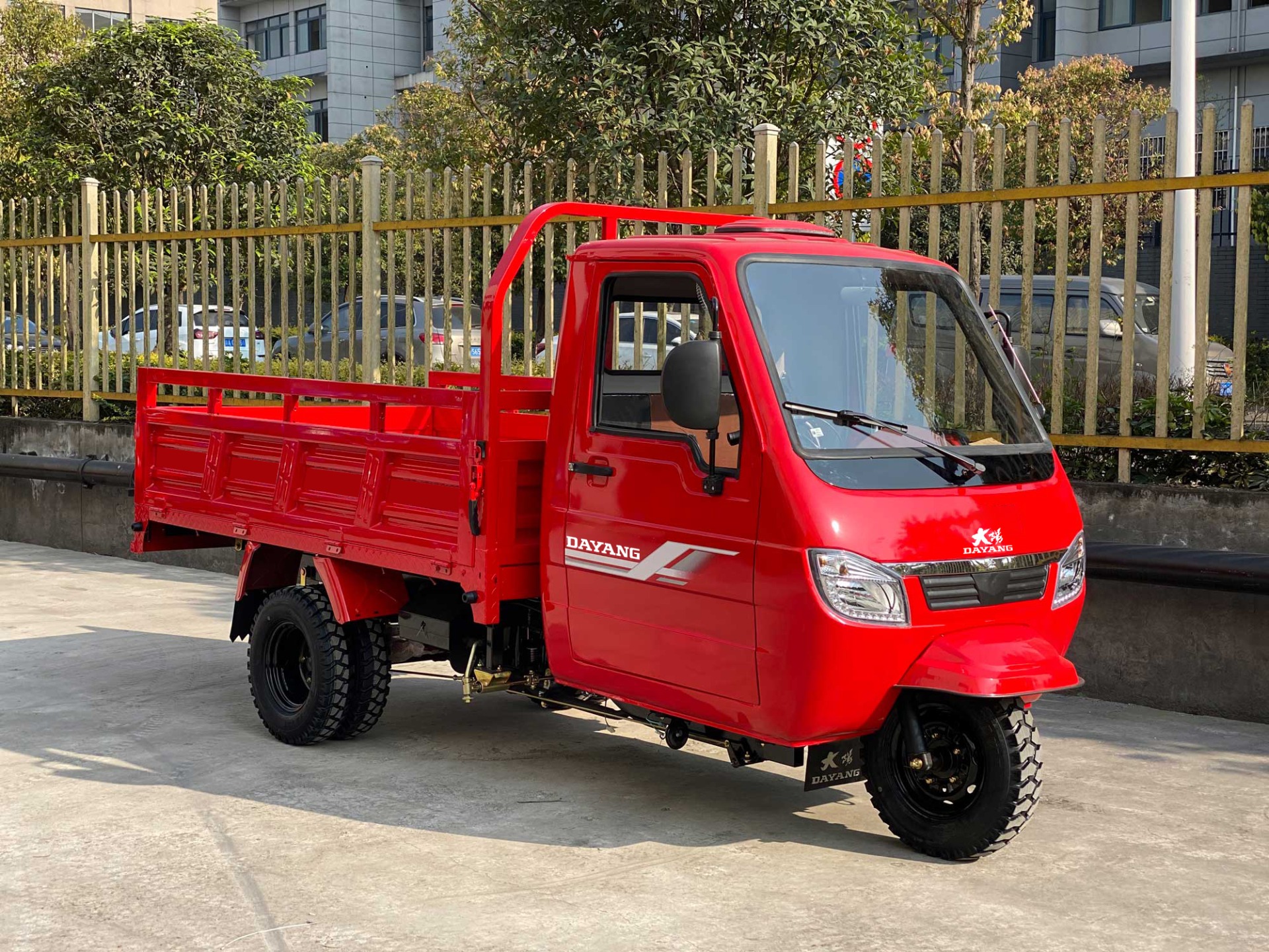 1 Passenger DAYANG Enclosed Cabin Cargo Tricycle with 200CC 250CC 300CC 350CC 3 Wheels