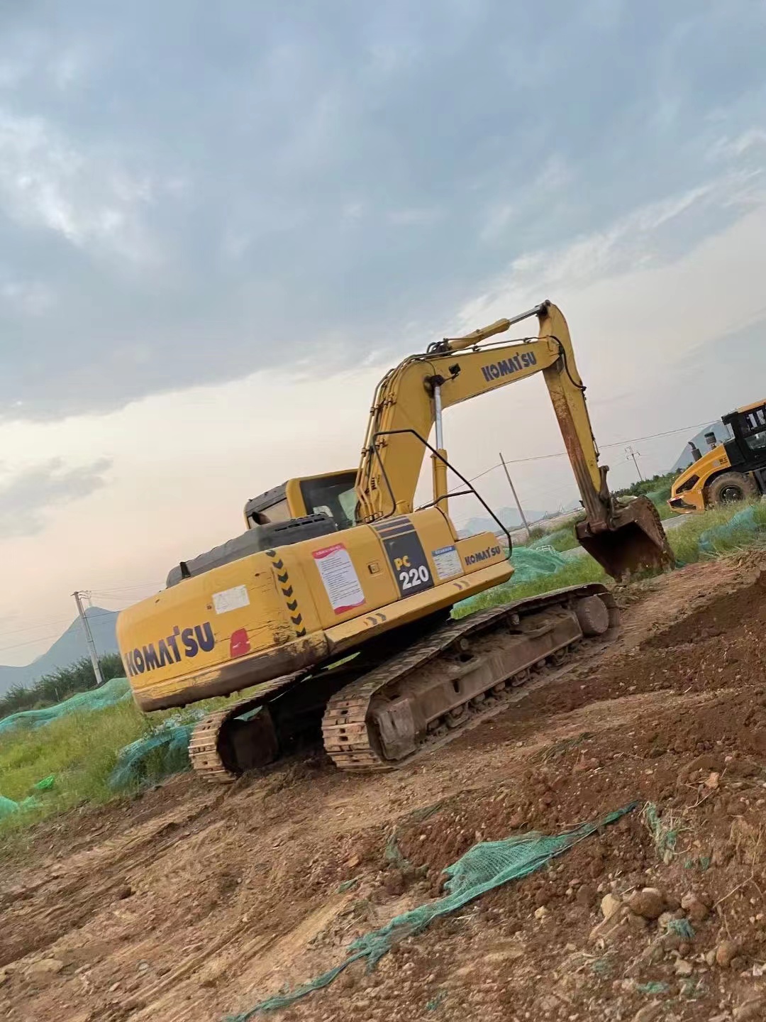 Used Komatsu PC220-8 Excavator 23100kg Operating Weight in Good Working Condition