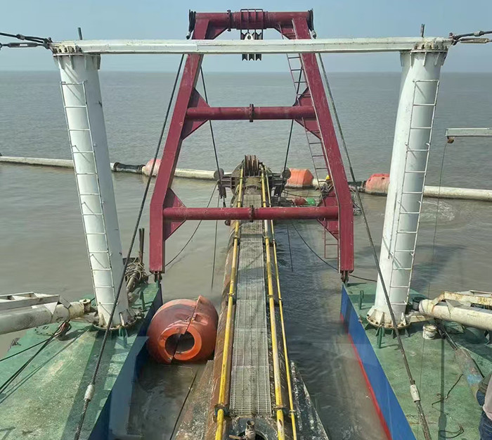 100cbm Versatile Sand Dredging Boat 5-6 Pieces Crown Type Suction Dredger Ship