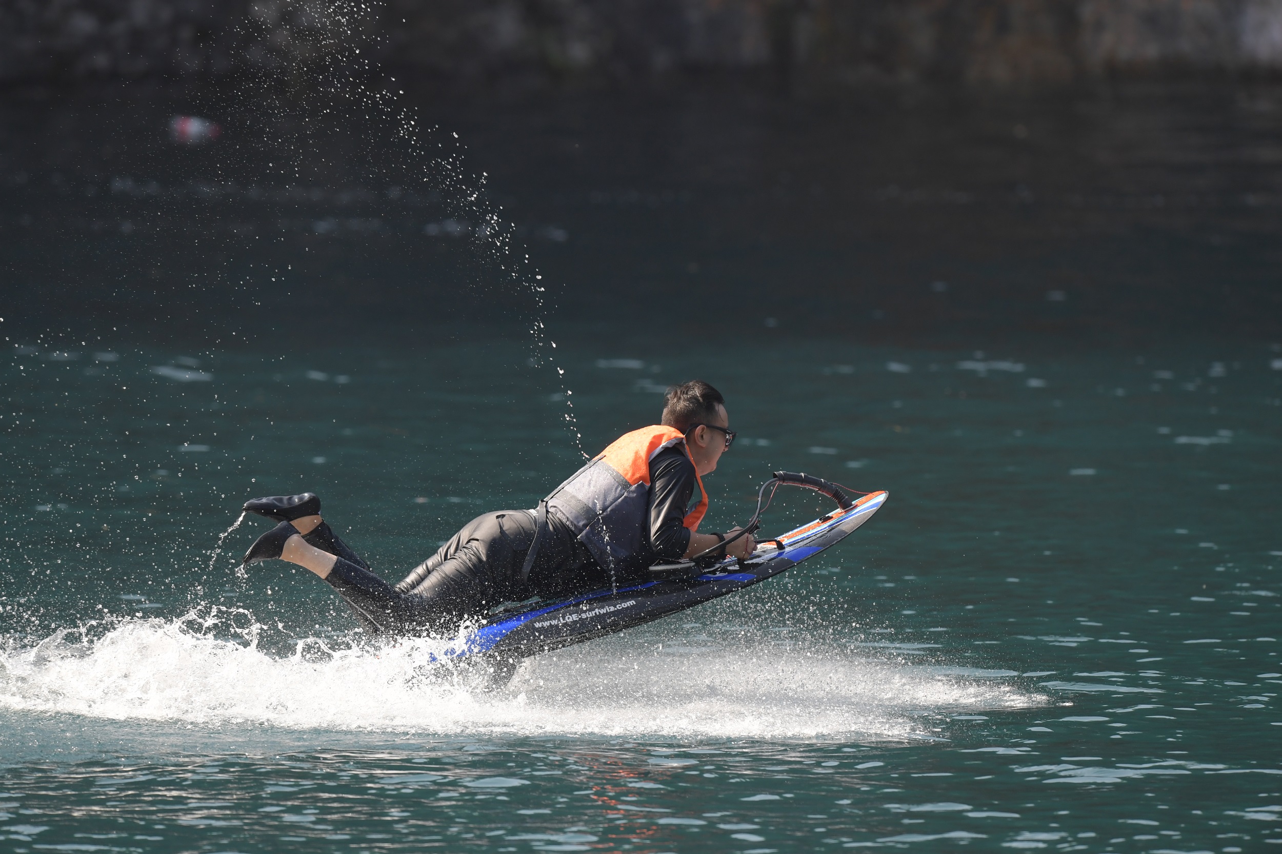 1800*600*150 Mm Motorized Jet Power Boat Surfing Board Jet Surfboard Max Speed 60km/h