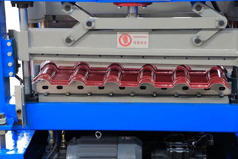 Metal Glazed Roof Tile Roll Forming Machine With High Production Speed