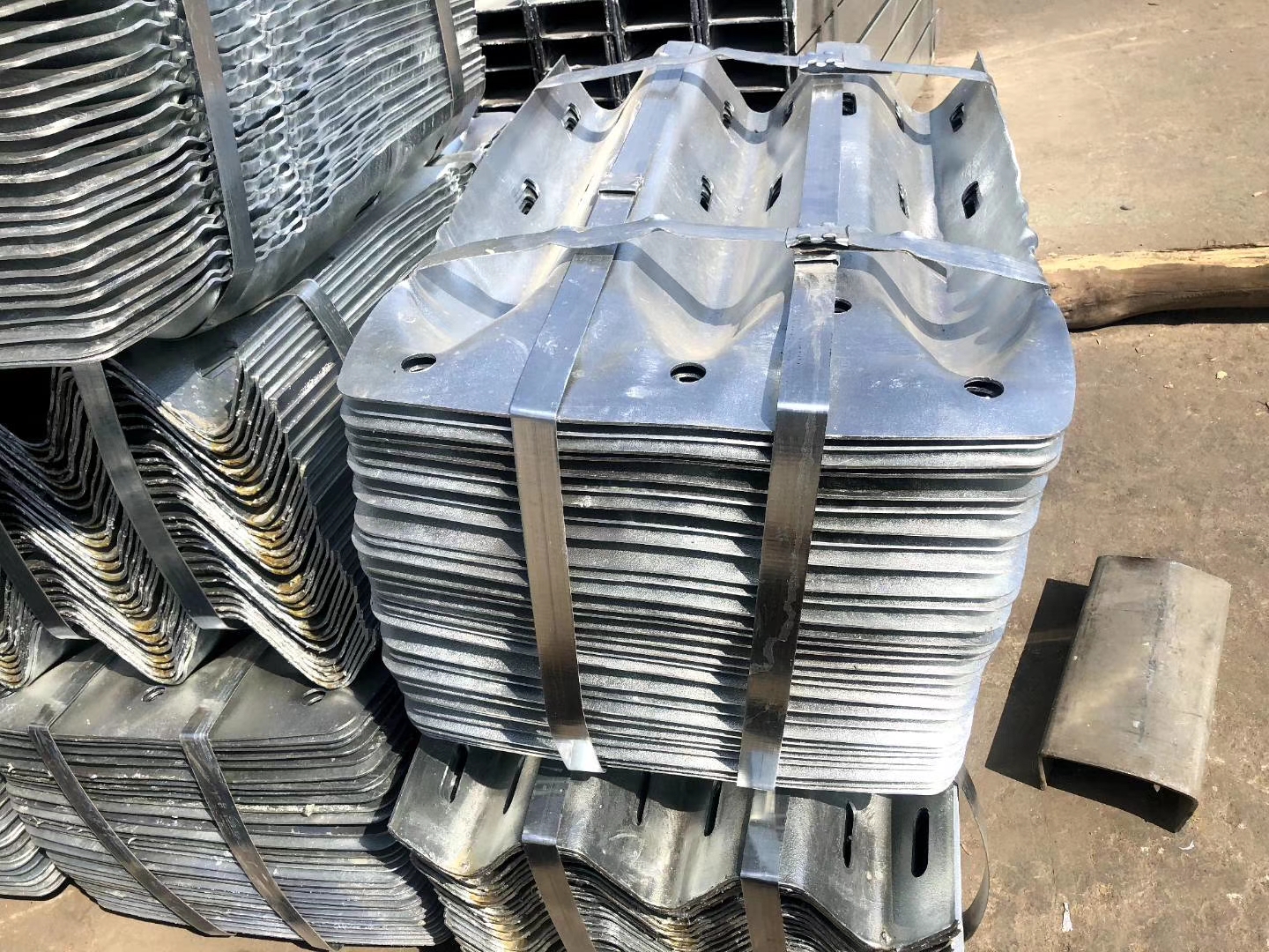 Road Safety Guardrail Bridge Terminal End Hot Dip Galvanized Construction Customized