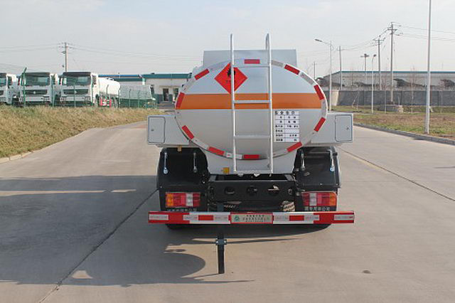 Double Seats 4x2 Fuel Tank Truck SINOTRUK HOWO 5m3 With Engine Chaochai And Cab 2080