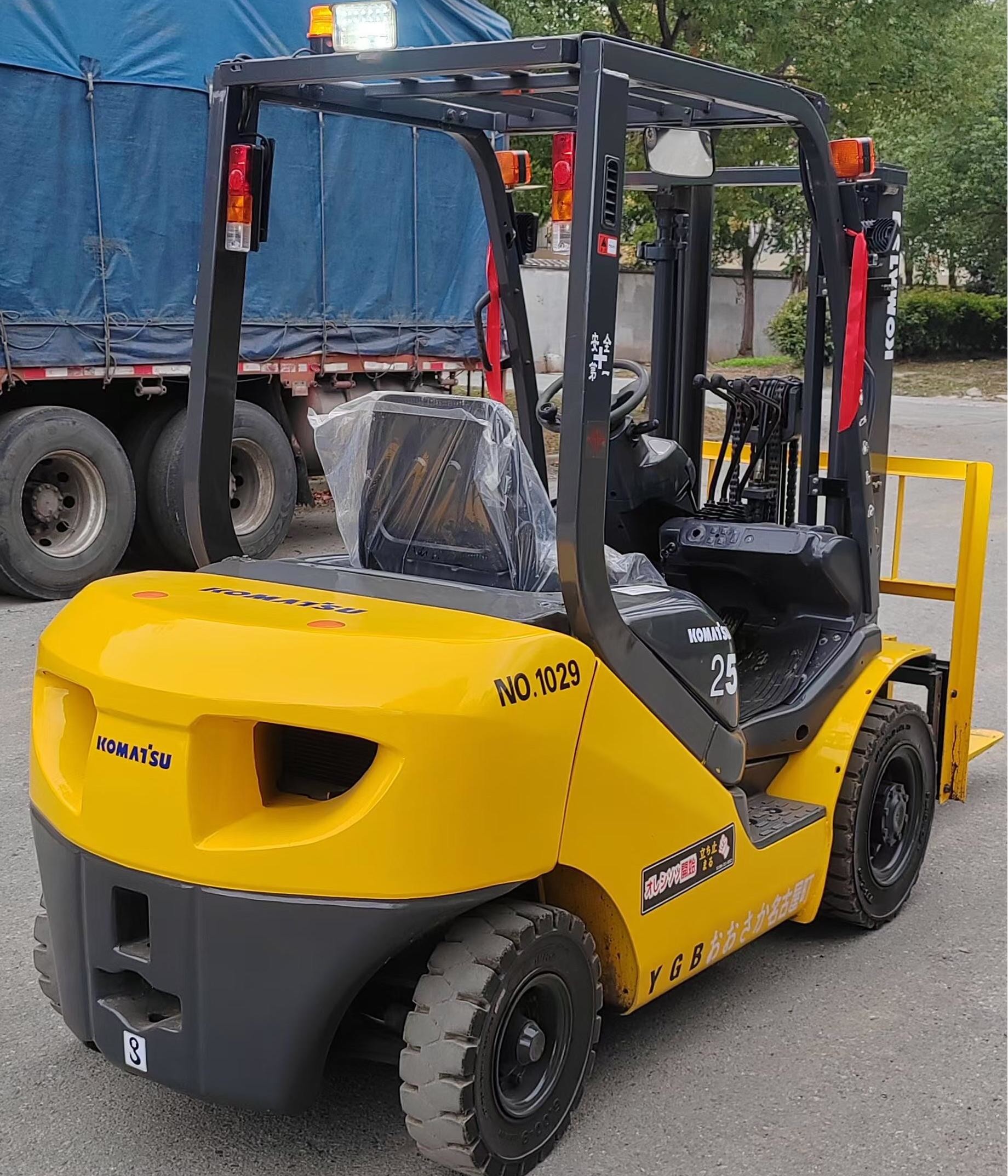 Komatsu FD25 2.5 Ton Diesel Forklift With Sise Shift And Container Mast 3 Meters