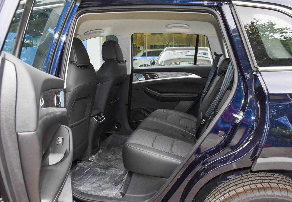 Hot-selling new energy vehicle Chuangwei EV6 has a battery life of 620 kilometers and a large body capacity Happy edition