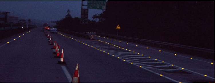 104*123*23mm Solar Road Stud Aluminium Road Stud Flashing Light Cat Eye Road Cone Sign