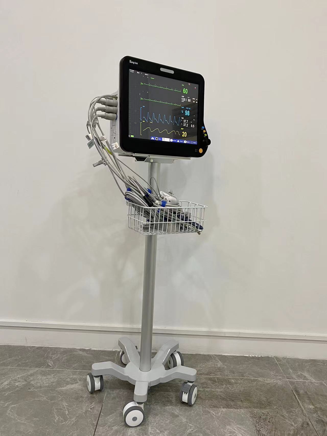 8 language Portable Patient Monitor 15 inch TFT LCD Screen ICU Cardiac Monitor