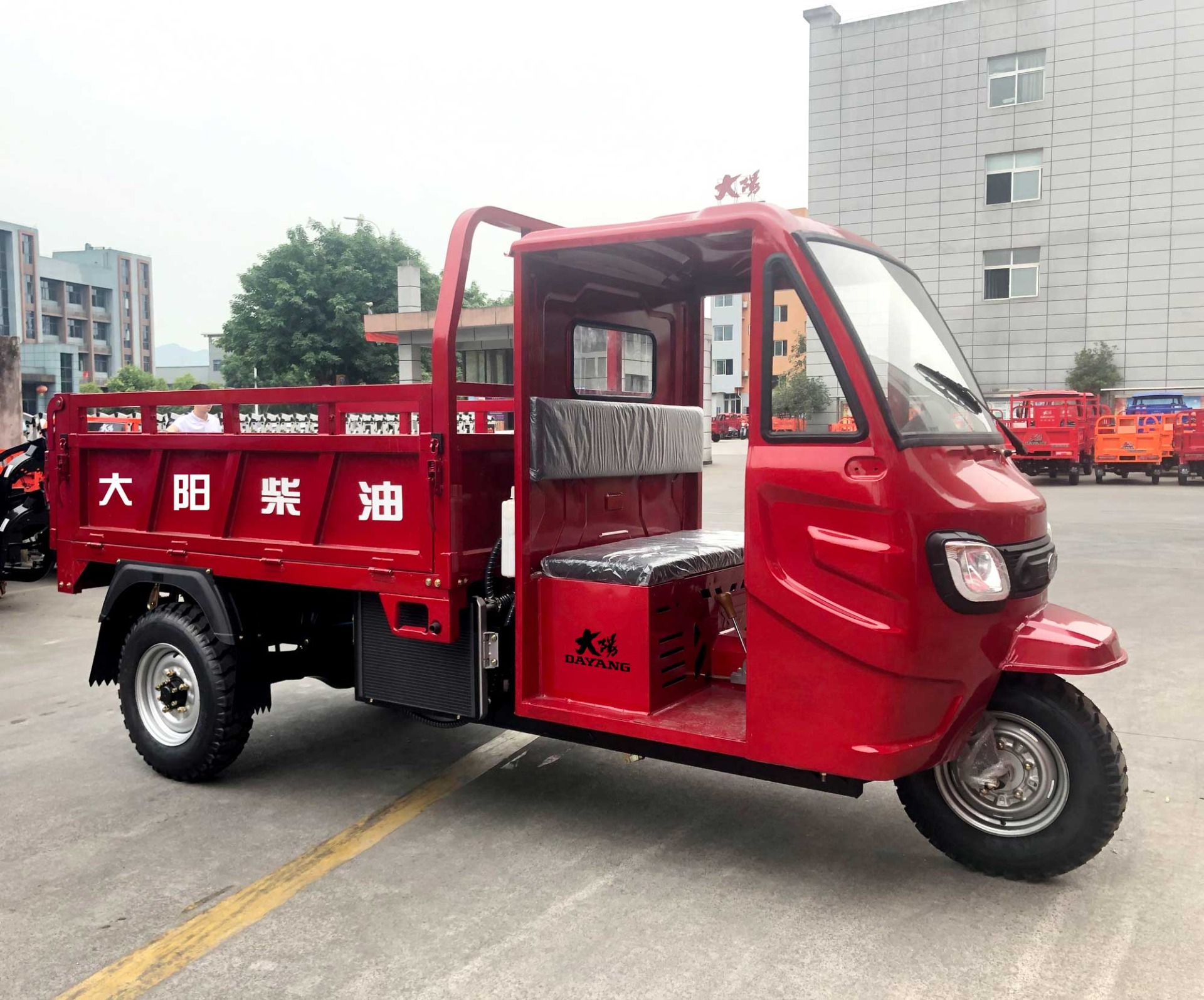 65 km/h Top Speed Diesel Semi Cab Cargo Tricycle Three Wheels Motorcycle 2021 Design
