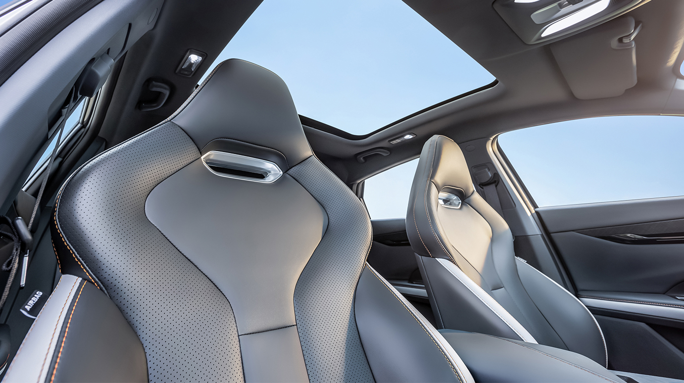 Changan UNI-V Sedan 5 Seat Petrol Gas Fuel Car with Multi-function Steering Wheel
